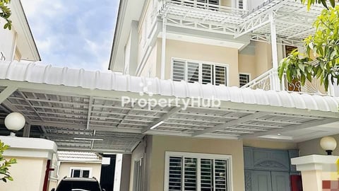 6 Bedrooms Newly Renovated Twin Villa for Rent