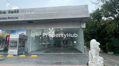  HighVisibility Showroom for Rent on Busy Street 271