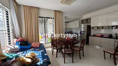 វីឡាភ្លោះ​Aសម្រាប់លក់ នៅបុរីប៉េងហួត ដឹស្តាដាយមិន