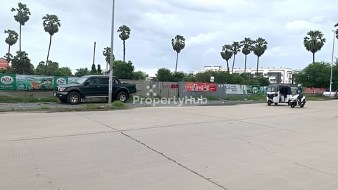 ដីលក់លើផ្លូវ ២០១១