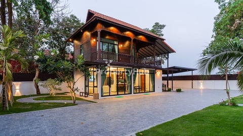 Wooden Villa with Private Swimming Pool for Rent  Sala Kamraeuk Commune 