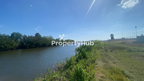 ដីលក់ជាប់ព្រែក