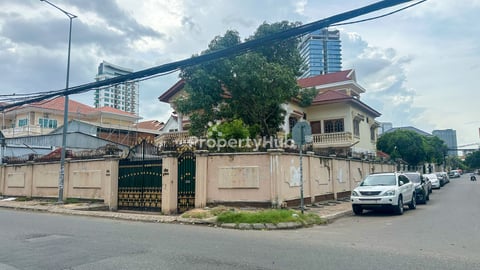 3 Storey Villa for Sale in Khan Toul Kork