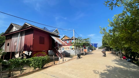 ដីជាប់ទន្លេនៅថ្មគរទំហំ 57.4m x 130m