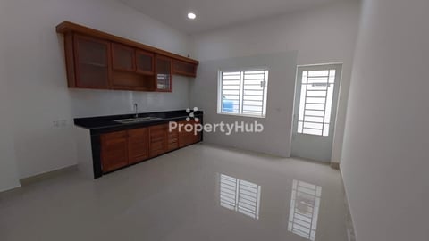 ផ្ទះចំមុខផ្សារលក់បន្ទាន់