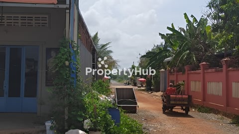 ផ្ទះកែងលក់បន្ទាន់នៅកណ្ដាលក្រុងកំពត ទល់មុខផ្សារសាមគ្គី ទីរួមខេត្តកំពត