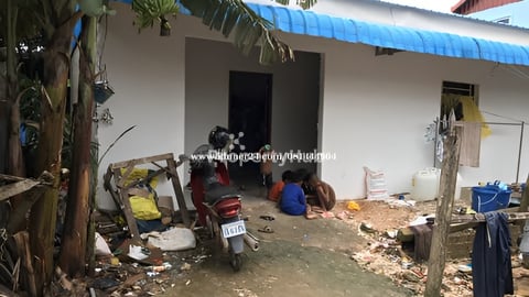 ដីលក់ឃ្លាំងលើ