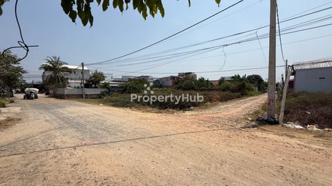 ដីកែងលក់នៅជិតវត្តក្រាំងធ្នង់