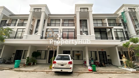 វីឡា LA សម្រាប់លកបន្ទាន់ នៅបុរីប៉េងហួត 50m Villa LA for Sale in Borey Peng Houth