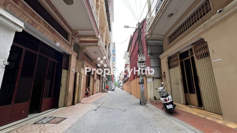 ផ្ទះលក់ជាន់ទី 1 ទឹកល្អក់ 3 (ជិតផ្លូវធំ)