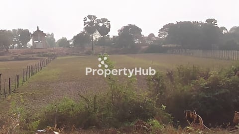 ដីលក់ហួសផ្សារដំដែកផ្លូវបត់ទៅកំពង់ឃ្លាំងចម្ងាយ 4km