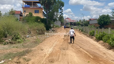 ដីលក់នៅភូមិទួល សង្កាត់ពន្សាំង ខណ្ឌព្រែកព្នៅ (បឹងកប់ស្រូវ) កំពុងធ្វើផ្លូវបេតុង