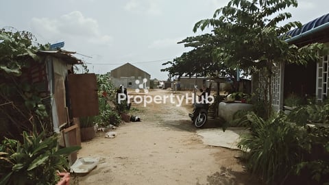 ដីលក់ម្ចាស់ផ្ទាល់ ទំហំ(4.8x22)នៅខាងជើងផ្សាបែកចានជិតផ្លូវ42