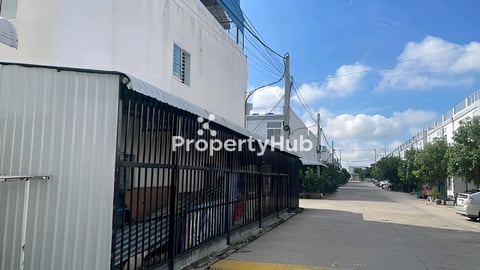 ផ្ទះជួលពិភពថ្មីកំបូល3មានបន្ទប់កេង2មានជាន់លើក្រោមមានរបងជុំវិញ