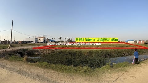 ដីលក់នៅក្រោយផ្សារបែកចាន (ដីកែង)