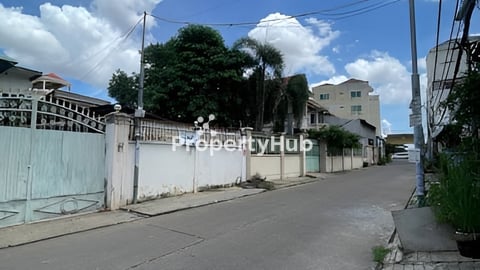 ផ្ទះវីឡាលក់ នៅជិតស្ពានអាកាសឬស្សីកែវ