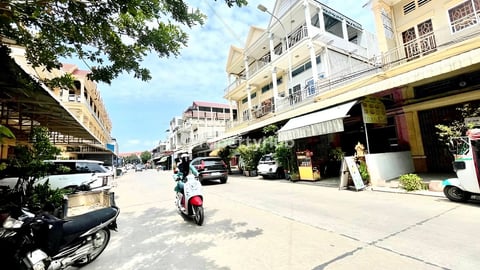 💥ផ្ទះល្វែង E0 សល់ដីក្រោយវែង 7m លក់បន្ទាន់ខ្លាំង នៅក្បែរបុរីជីប ម៉ុង598