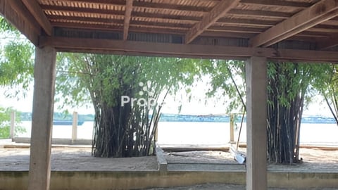 ទីជាប់មាត់ទន្លេសម្រាប់លក់