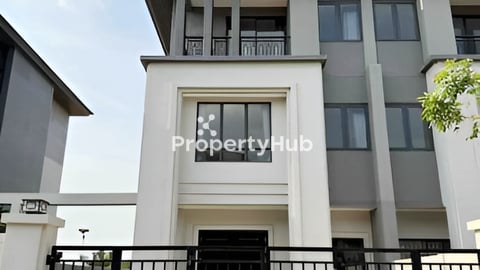 វីឡាភ្លោះសម្រាប់លក់ នៅក្នុងបុរីជីបម៉ុង ហ្រ្គេនភ្នំពេញ សុីធី