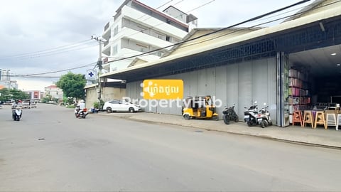 ឃ្លាំងអាជីវកម្មជួល ៖ ជិតផ្លូវ 2004 (វត្តអង្គតាមិញ) ភ្នំពេញ/仓库出租：金边市2004街（安塔明寺）附近