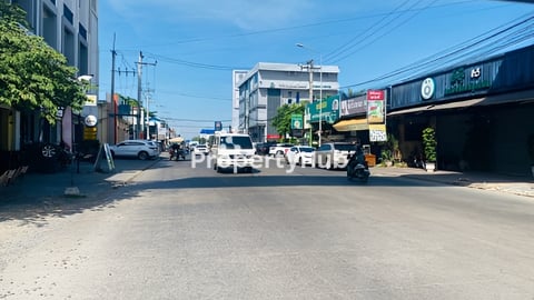 ដីកែងផ្លូវ៣ លើផ្លូវ១០០៣ ជិតផ្សារទំនើបអុីអន២ និងម៉ាក្រូ