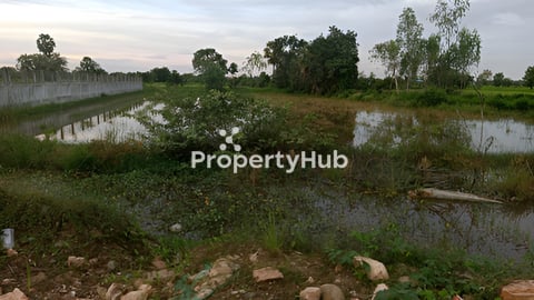 ដីជាប់ផ្លូវកៅស៊ូខាងកើតផ្សារចំបក់