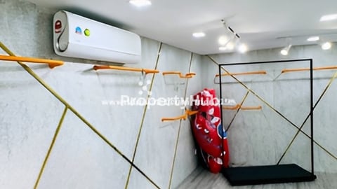 ផ្ទះអាជីវកម្មលើផ្លូវមេសំរាប់ជួលនៅ មុខផ្សារទំនើបអេអនសែនសុខ