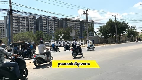 ដីលក់លើផ្លូវធំ មានផ្លូវក្រោយធំទូលាយ តម្លៃធូរខ្លាំង