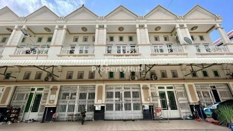 ផ្ទះល្វែង លក់បន្ទាន់ខ្លាំង! តម្លៃក្រោមទីផ្សារខ្លាំង នៅម្តុំផ្សារច្រាំងចំេរះ២ ឫស្