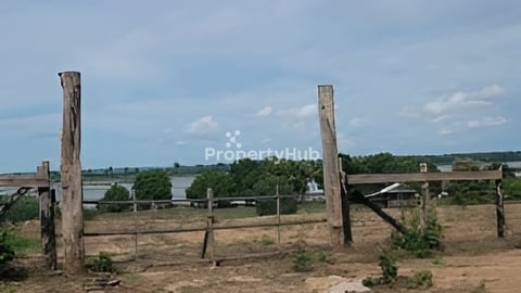 ដីជាប់មាត់ទន្លេ