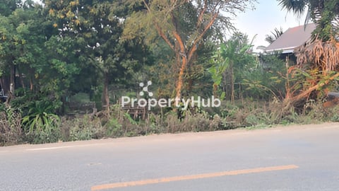 ដីជាប់ផ្លូវកៅស៊ូក្នុងស្រុកឯកភ្នំ