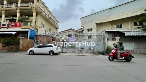 ដីសម្រាប់ជួល នៅជិតរង្វង់មូលផ្សារដើមថ្កូវ