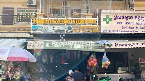 ផ្ទះលក់ ក្រោយផ្សារឈូកមាស មានមនុស្សអ៊ូអរច្រើនអាចប្រកបអាជីវកម្មគ្រប់ប្រភេទ