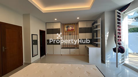 វីឡាភ្លោះសម្រាប់ជួលនៅបុរី ប៉េងហួត, ជិតផ្សារទំនើបអេអនទី២