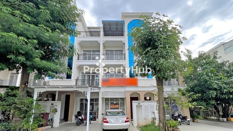 🏘 វីឡាកូនកាត់ (LA) ក្នុងបុរី Moon Town (ជិតផ្លូវ2004) ត្រូវការលក់បន្ទាន់ខ្លាំង 