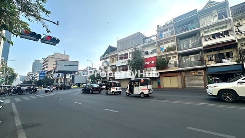 ផ្ទះ២ល្វែងលក់បន្ទាន់នៅលើផ្លូវមុន្នីវង្សជិតផ្សារថ្មី