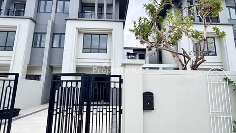 🚨 HOT DEAL – Twin Villa មុខសួនធំ ដី ធំ ជាងស្ដង់ដារ  លក់បន្ទាន់