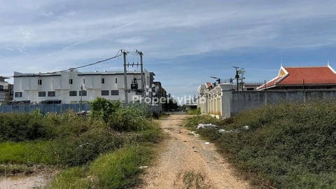 ដីកែង(18x44)នៅសង្កាត់ក្រាំងធ្នង់