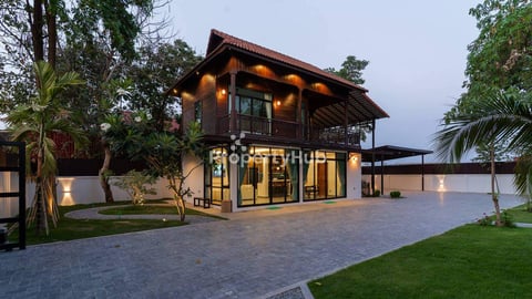 Private Wooden Villa with pool For Sale in Sala Kamraeuk Commune 