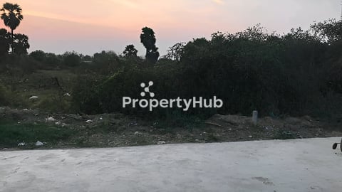 ដីលក់ក្នុងទីប្រជុំជន បែរមុខទៅទិសខាងកើត ផ្លូវបេតុង6ម  អាចសង់ផ្ទះក៏បាន ធ្វើឃ្លាំងក៏បាន