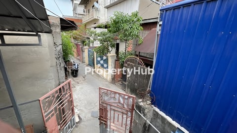 ដីក្បែរផ្សារទឹកថ្លា សម្រាប់លក់ ល្អសម្រាប់សង់បន្ទប់ជួល