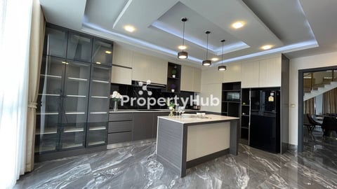 4-BR Penthouse Apartment  for rent at 271 street 