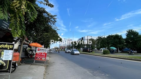 ដីសម្រាប់ជួលផ្លូវធំ ជិតផ្សារដីហ៊ុយ