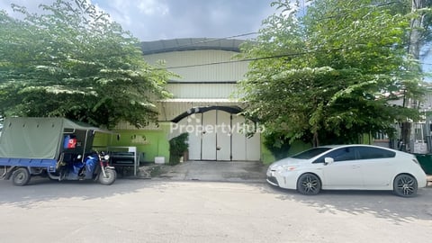 ដីនឹងឃ្លាំងសម្រាប់លក់ នៅសង្កាត់ផ្សារដើមថ្កូវ