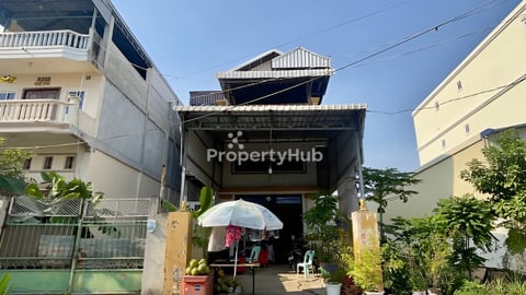 ផ្ទះល្វែងលក់បន្ទាន់ ទីតាំងជិតរោងចក្រស្រាបៀរកម្ពុជា ចុះតាមផ្លូវវត្តជើងឯក