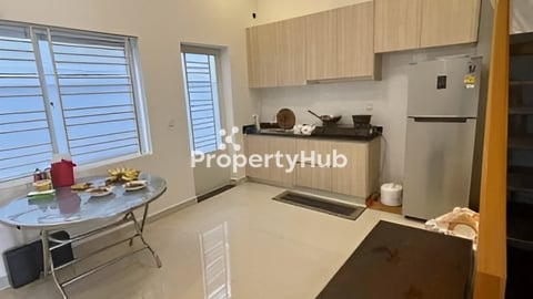 ផ្ទះអាជីវកម្មនៅលើផ្លូវធំរកស៊ី