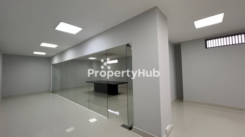 ការិយាល័យមានបន្ទប់សម្រាប់ជួលនៅជិតផ្សារទួលទំពូង office Space for rent near Russia