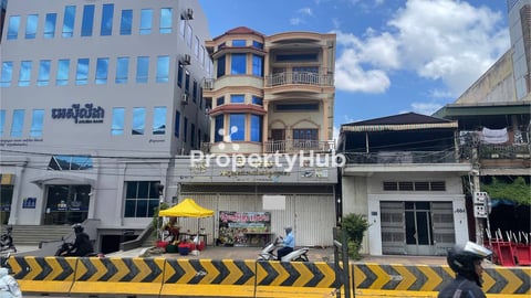 Expansive House for Rent on High-Traffic Street 271