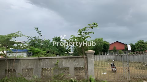 ដីធំស្អាតជួលនៅក្រោយផ្សារលេីសៀមរាប