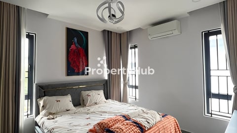 ឃ្វីនអេ​ វីឡាសម្រាប់ជួល ទីតាំង​បុរីជីបម៉ុង ផាកលែន​ ៥០ម៉ែត្រ​